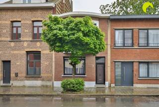 In the sought-after Elsdonk-East neighborhood of Wilrijk, on the border with Edegem and Mortsel, we are offering this charming townhouse.In the...