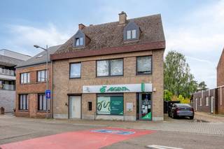 Welkom in het Burgemeester Heymansplein 6 te Beverlo!In het hart van Beverlo-centrum, op een uitstekend bereikbare en zichtbare locatie, bieden wij dit gelijkvloerse handelspand aan met een oppervlakte van ca. 176 m² en bouwjaar 1982.Beverlo, deelgemeente van Beringen, geniet van een centrale ligging met vlotte verbindingen naar omliggende steden en gemeenten. Het pand bevindt zich aan het herkenbare Burgemeester Heymansplein, waar ruime parkeermogelijkheden tegenover het gebouw een grote meerwaarde vormen voor klanten en bezoekers.Dankzij de praktische indeling en de ruime oppervlakte leent dit pand zich perfect voor diverse commerciële activiteiten, kantoorfuncties of vrije beroepen.Troeven van dit pand:Ca. 176 m² bruikbare oppervlakteCentrale en zichtbare ligging in BeverloVerwarming én koeling via airco-unitsGeen renovatieverplichtingenRuime parkeermogelijkheden vlak tegenover het pandGeschikt voor uiteenlopende commerciële of professionele invullingenGoede bereikbaarheid via omliggende verbindingswegenIndeling:InkomhalBalieWachtruimte3 aparte bureauruimtesKeukenToilettenBent u op zoek naar een instapklare commerciële ruimte op een goed bereikbare locatie? Dan is dit pand zeker een bezoek waard!Bestuursmaatregelen in het maatregelenregister: nee