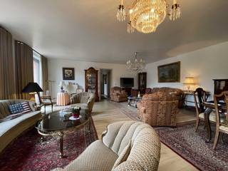 Dit appartement ligt op de vierde verdieping van de alomgekende residentie “Elysium” van de hand van architect Alfons Hoppenbrouwers. Het...