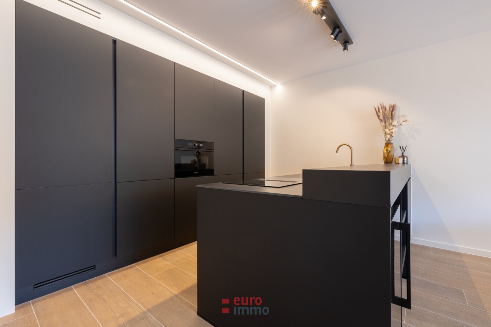 Appartement sublimement rénové avec finitions haut de gamme et grande terrasse - photo 5