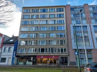 Te renoveren appartement met 1 slaapkamer op de vierde verdieping van een goed onderhouden gebouw nabij het harmonie- en Albertpark, Brouwerij De Koninck en het Groen Kwartier zijn op wandelafstand. Ideaal als starters appartement of investering. Mobiliteitsscore van 9,7/10<br /><br />Indeling:<br />Inkomhal met ingemaakte bergkast, gezellige leefruimte op blokjesparket ( ca. 6m x 3m30), aparte keuken (ca. 1m60 x 5m50), badkamer met ligbad, lavabo en plaats voor wasmachine (ca. 1m50 x 2m20) , apart toilet en ruime slaapkamer (ca. 4m x 3m) . Goed bereikbaar via openbaar vervoer, nabij belangrijke in-en uitvalswegen, winkels en de Antwerpse ring.<br /><br />Privatieve kelder aanwezig (ca. 1,5m op 1,5m) op -1 en mogelijkheid om de fietsen in de parking te plaatsen.<br />Het appartement is verhuurd.