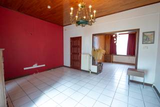 Karaktervolle rijwoning met inkom, living, keuken, ruime badkamer, 2 slaapkamers, zolder en aangenaam terras.Op goeie ligging, centraal en met vlotte...