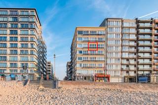 Instapklare studio met slaaphoek en frontaal zeezicht op toplocatie te koop te Middelkerke. Deze studio situeert zich op de vijfde verdieping van de Residentie Bristol, Paul de Smet de Naeyerstraat 35 vlakbij openbaar vervoer, winkels en horeca. <br /><br />Indeling: <br />- inkom<br />- ingerichte keuken met aansluiting wasmachine/vaatwas, keramische kookplaat, combi-oven en koelkast <br />- lichtrijke leefruimte (23m²)<br />- aparte slaaphoek<br />- badkamer met douche, lavabo en toilet.<br /><br />Pluspunten:<br />- Topligging te centrum Middelkerke<br />- Aparte slaaphoek<br />- Nieuwe pvc ramen<br />- Vernieuwde lift <br />- Positief elektriciteitsattest (blanco attest)<br />- Vuilnislokaal in het gebouw<br /><br />Bent u op zoek naar een instapklare studio met frontaal zeezicht te koop te Middelkerke, aarzel niet om uw afspraak vast te leggen!<br /><br />Bestuursmaatregelen in het maatregelenregister: nee