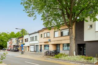 Deze mooie handelsruimte ligt pal in het commerciële centrum van Hove, met een mooie visibiliteit. Het gelijkvloers heeft een private toegang vanaf...