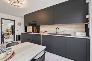 Te Overboelare een deelgemeente van Geraardsbergen bevindt zich deze prachtige woning.<br /><br />Het gelijkvloers bevat een ruime inkomhal, toilet, ruime berging, badkamer 1, extra slaapkamer, living - eetplaats met aansluitend de prachtige keuken met uitzicht op terras en tuin. Het verdiep telt een ruime nachthal, toilet, 3 slpms, ingerichte 2de badkamer.<br /><br />De zolder is bereikbaar via een schuiftrap en biedt eveneens veel mogelijkheden. Pluspunten; 15 zonnepanelen, laadpaal, berging boven garage, garage voor 2 wagens, 3 dubbel glas, ramen PVC, opvang regenwater via de garage, extra terras achteraan de tuin.<br /><br />De tuin is eveneens bereikbaar via een achterliggende priveweg. Kortom een topper, dit is voor snelle beslissers.