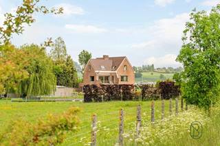 Te koop: unieke eigendom met paardenstallen/loods op 3,38 hectare genietend van een prachtig zicht op de Vlaamse Ardennen. In het landelijke...