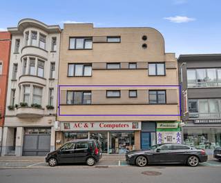 Dit aangenaam appartement (ca 110m2 bewoonbare oppervlakte) op de eerste verdieping biedt een praktische indeling en een zonnig terras van ca. 20 m². Het appartement bestaat uit een inkomhal, lichtrijke leefruimte, keuken, badkamer, afzonderlijk toilet, berging en twee slaapkamers.<br /><br />Dankzij de zeer centrale en gunstige ligging bevinden winkels, scholen en openbaar vervoer zich op wandelafstand.<br /><br />Het appartement is op te frissen, maar biedt tal van mogelijkheden voor wie op zoek is naar een betaalbare woonst of interessante investering op een centrale ligging.