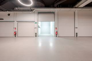 Gelegen in het exclusieve hart van het Zoute, onder het prestigieuze Albertplein, bevindt zich deze ruime en afgesloten garagebox. Dankzij de...