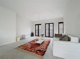 <p><span>Prachtig nieuwbouw duplex appartement te huur nabij het Eilandje, MAS te Antwerpen</span></p><p><span>Ontdek dit volledig afgewerkt appartement - in loftstijl - in een kleinschalig en gezellig appartementsgebouw, ideaal gelegen in een van de meest bruisende wijken van Antwerpen. Dit appartement combineert comfort, stijl en een strategische ligging.</span></p><p><span>Wat mag je verwachten?</span></p><ul><li><span>Kwalitatieve afwerking:</span><span> hoogwaardige materialen en een oog voor detail.</span></li><li><span>Functionele indeling:</span><span> slim gebruik van ruimte met op de vierde verdieping: lichte leefruimte met een volledig uitgeruste open keuken.  Verder een berging, gastentoilet, een slaapkamer met badkamer met inloopdouche en een terras </span></li></ul><p><span>5de verdieping: 2 slaapkamers, ruime badkamer, toilet en een berging met aansluiting voor wasmachine  </span></p><ul><li><span>Licht en luchtig:</span><span> grote ramen zorgen voor een overvloed aan natuurlijk licht.</span></li><li><span>Gemeenschappelijke gezelligheid:</span><span> het gebouw straalt een warme en uitnodigende sfeer uit.</span></li></ul><p><span>Het appartement is instapklaar en ontworpen met aandacht voor duurzaamheid en energiezuinigheid.</span></p><p><span>Locatie:</span><span> Gelegen vlakbij het MAS, gezellige terrasjes, trendy restaurants en de jachthaven. Je geniet van de perfecte mix van stadsleven en rust. Bovendien is het openbaar vervoer in de directe omgeving te vinden.</span></p><p><span> </span></p><p><span>- Gemeenschappelijk kosten 120,- euro per maand ( verzekering huurdersaansprakelijkheid, kuisen algemene delen, onderhoud lift, elektriciteit en water algemene delen, beheer gebouw)</span></p><p><span>- Gemeenschappelijke fietsenberging </span></p><p><span>- Lift aanwezig </span></p><p><span>- EPC in opmaak (nieuwbouw)</span></p><p><span>- Volledig geschilderd en voorzien van lichtarmaturen</span></p><p><span>- Kelderberging</span></p><p><span> </span></p>