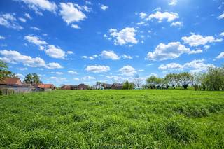 RUIM BOUWPERCEEL (1.678M²) in doodlopende straat te Velzeke (Zottegem). De VOORSCHRIFTEN LATEN EEN AANGENAME VILLAWONING TOE MET EEN...
