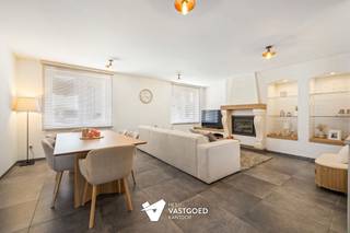 <p><span>Recent gerenoveerde woning met 3 slaapkamers op perceel van 8 are op centrale ligging in Beringen (Stal).</span></p><p><span> </span></p><p><span>Belangrijkste troeven: </span></p><p><span>- Centrale ligging</span></p><p><span>- Kwalitatief gerenoveerd</span></p><p><span>- Gelijkvloerse woning</span></p><p><span>- Zolder met vaste trap en zeer veel potentieel</span></p><p><span>- Ruime tuin</span></p><p><span>- 3 slaapkamers</span></p><p><span> </span></p><p><span>Bekijk zeker ook de grondplannen met de afmetingen. Zo krijgt u van thuis uit al een perfect beeld van wat deze woning te bieden heeft!</span></p><p><span> </span></p><p><span>Wenst u meer info of een vrijblijvende bezichtiging, contacteer dan ons kantoor op het nummer 011 85 15 15 en wij helpen u graag verder. </span></p>
