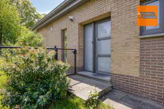 <p><span>Ontdek deze ruime open bebouwing op een mooi perceel van 860 m² in Vinkenlaan 14 te Everberg. De woning biedt ca. 195 m² bewoonbare oppervlakte en combineert een praktische indeling met een aangenaam wooncomfort. Binnen geniet u van veel lichtinval, een gezellige leefruimte, een vernieuwde keuken, 3 slaapkamers, 1 badkamer, een zolder en een inpandige garage met sectionale poort.</span></p><p><span>De woning werd in 2016 grondig aangepakt met onder meer een vernieuwd dak, PVC ramen en deuren, nieuwe vloeren, keuken, badkamer, radiatoren, ventilatiesystemen en een inbouwkachel. De centrale verwarming werkt op aardgas en de elektrische installatie is conform. Extra troeven zijn de regenwaterput met pomp, waterverzachter, kruipkelder en de ruime tuin met noordoostelijke oriëntatie.</span></p><p><span>Met EPC-label C en een energiescore van 266 kWh/m² jaar biedt deze woning een solide basis voor wie comfortabel wil wonen en tegelijk nog verdere optimalisaties wenst uit te voeren. De ligging scoort gunstig op mobiliteit, met voorzieningen en openbaar vervoer in de ruimere omgeving.</span></p><p><span>Een interessante gezinswoning met ruimte, licht en potentieel, gelegen in een residentiële omgeving in Everberg. Een bezoek waard!</span></p>
