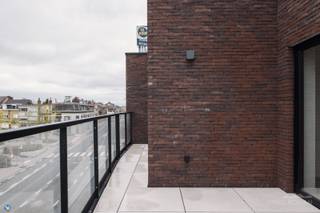 Gelegen in het hart van Avelgem, biedt dit stijlvolle, gelijkvloerse nieuwbouwappartement in 'Residentie Meersenzicht' alles wat je nodig hebt voor comfortabel wonen. Dankzij de uitstekende ligging ben je op korte afstand van winkels, scholen en belangrijke verkeersverbindingen.<br /><br />In het appartement zien we een inkomhal, gastentoilet, leefruimte met volledig ingerichte keuken, wasplaats, 1 slaapkamer, badkamer met dubbele lavabo en een inloopdouche. Terras van 3,70m².<br /><br />Eigenschappen:
<ul>
<li>Energiezuinig (E-peil = 45)</li>
<li>Verwarming door lucht-water warmtepomp en vloerverwarming</li>
<li>Ventilatiesysteem type D</li>
<li>Gemeenschappelijke fietsenberging</li>
<li>Optioneel een parkeerplaats aan te kopen</li>
</ul>
Met een woonoppervlakte van 92 m² biedt dit appartement een perfecte balans tussen comfort en functionaliteit. Dankzij het energiezuinige karakter geniet u van lage energiekosten en een aangename woonervaring.<br /><br />Prijs: exclusief BTW, registratie en bijkomende kosten.<br /><br />Meer info of een bezoek? Contacteer Kyamo De Smet: 0479 06 13 71