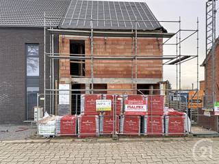 <p>Energiezuinige HOB nieuwbouw huis in Scherpenheuvel in een zeer rustige straat te koop.</p><p>Deze woning van 208,73 m² heeft op het gelijkvloers een inkomhal met apart toilet, een ruime leefruimte met open keuken en wasplaats/berging. <br />Op de 1ste verdieping is er een badkamer, een toilet en 3 slaapkamers.<br />Op de 2de verdieping heb je een ruime zolder waar nog 2 tot 3 kamers kunnen gemaakt worden.</p><p>Hier worden enkel kwalitatieve materialen gebruikt.</p><p>Vloerverwarming, warmtepomp, zonnepanelen, regenwaterput, ... Kortom zeer energiezuinig!!!</p><p>De afwerking is volledig naar keuze van de koper (keuken, badkamer, vloer,...)</p><p>Rustige centrale ligging met goede verbinding naar Aarschot, Leuven, Hasselt en Brussel.</p><p>Wens je een gratis schatting? Vergeet dan zeker geen contact met ons op te nemen!</p><p>Wil jij meer informatie over deze woning? Bel ons dan op 016 90 10 21 of mail naar info@future-home.be.</p><p>Woongebied, Vergunning, Verkavelingsvergunning, Geen dagvaarding, Geen voorkooprecht<br /> </p>