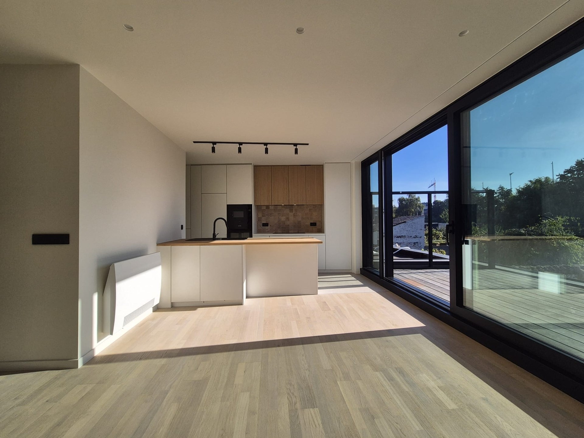 Ruime en luxueus afgewerkte duplex met 4 slaapkamers, terras en tuin. - foto 4
