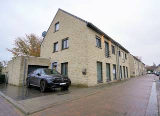 Dit is een woning die AF is. Je kan hier meteen je meubels zetten en wonen, zonder ook maar iets te doen.Gebouwd in 2009 is deze uiterst verzorgde &...