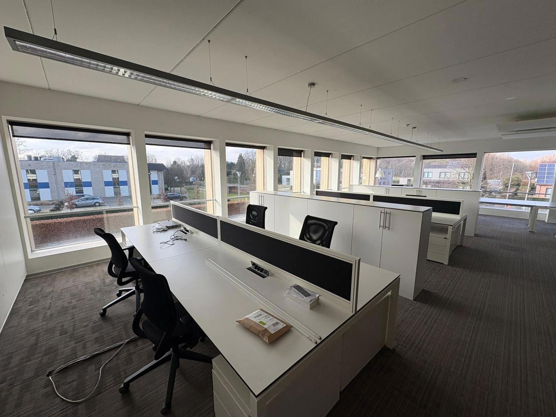 Instapklaar kantoor 1405 m² met parking langs de E313 - foto 4