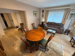 Instapklaar appartement op de gelijkvloerse verdieping van een rustige straat, omvattende: inkomhal met aparte wc en vestiaire, living, ingerichte keuken, een douchekamer, 2 slaapkamers waarvan één met ingemaakte kasten en rechtstreekse toegang tot een veranda, terras en een makkelijk te onderhouden tuin. EPC: D. Lasten: 125 EUR (provisie verwarming, provisie water en gemeenschappelijke lasten).