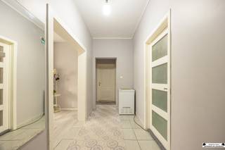 <p>Dit gerenoveerde appartement, gelegen op de derde verdieping, combineert comfort, ruimte en lichtinval. Met een bewoonbare oppervlakte van 92 m² en twee ruime slaapkamers is dit de ideale woonst voor wie op zoek is naar een instapklaar appartement.</p><p>Via de inkomhal krijgt u toegang tot de lichtrijke leefruimte. Aan de overzijde van de gang bevindt zich de volledig ingerichte keuken, uitgerust met alle noodzakelijke toestellen en met voldoende ruimte om een gezellige eettafel te plaatsen.</p><p>Het appartement beschikt over twee bijzonder ruime slaapkamers, beide voorzien van een laminaatvloer. De badkamer is praktisch ingericht met een douche, wastafel en toilet.</p><p>Ook op technisch vlak biedt dit appartement interessante troeven: het beschikt over een EPC-label C, een conforme elektrische installatie en is bovendien asbestveilig (maar mogelijk niet asbestvrij).</p><p>Wenst u graag een bezichtiging? Plan ze rechtstreeks in via miete@janssenenjanssen.be </p>