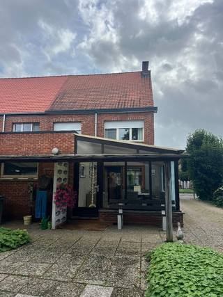 Halfopen bebouwing nabij centrum Geel. Rustig gelegen. Bestaande uit droge kelder, ruime living. Standaard keuken en badkamer. <br />Vaste trappen naar eerste verdieping en zolderkamer.<br />Op de eerste verdieping zijn er 3 slaapkamers. Op de zolderverdieping 1.<br />Goed onderhouden woning.<br />PVC ramen met hoogrendementsglas.<br />