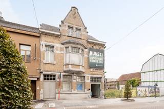 Het <strong>unieke pand gelegen</strong> aan de Sint Amandsstraat 47-49 bevindt zich in het <strong>hart van Roeselare</strong>.<br />Het prachtige pand beschikt aan de voorzijde over een <strong>herenhuis met neoclassicistische elementen</strong>. Een<strong> ruime inkom</strong> geeft aan de rechterzijde toegang tot <strong>het salon met eetplaats</strong> met <strong>art-deco elementen</strong>. Daarachter een<strong> traditionele keuken </strong>met <strong>betegelde wanden en stenen pompbak.</strong> De eerste verdieping bestaat uit <strong>2 ruime kamers</strong>, <strong>2 kleinere kamers</strong> en een toilet. De <strong>zolderverdieping</strong> wordt momenteel gebruikt als <strong>kunstatelier</strong>. Tevens bevindt zich hier een <strong>mezzanine.</strong><br />Een <strong>decoratieve gang</strong> leidt u tot de <strong>moderne toiletten </strong>met een <strong>compacte kitchenette</strong>. Op de verdieping van het tussengebouw beschikt men over <strong>2 ruime kamers </strong>met daarboven de <strong>zolder.</strong><br />Het <strong>voormalige burgerhuis met galerij</strong> werd in ere gehouden doorheen de jaren. De <strong>karaktervolle, achterliggende galerij</strong> werd volledig vernieuwd. De <strong>charme</strong> die dit pand uitstraalt is onnoemelijk. Het biedt tevens mogelijkheden om hier een co-working space in te richten alsook aparte kantoren, ...<br />Achteraan de open ruimte met zijn <strong>verdiepen en gietijzeren zuilen</strong> bevinden zich per verdiep nogmaals aparte vertrekken. Op het gelijkvloers is een mini-keuken voorzien en een technische ruimte. Op de eerste verdieping werd deze ruimte uitgerust met verschillende inbouwkasten. Op de tweede verdieping zorgt de plankenvloer voor authenticiteit. Hier bevindt zich tevens de toegang tot de zolder uitgerust met vaste trap.<br />Naast de galerij bevindt zich een extra <strong>overdekte expositieruimte</strong> over de ganse lengte van de galerij. <br /><br />Een <strong>gezellige binnentuin verwelkomt u in dit uniek pand. </strong><br /><br />Het volledige pand is uitgerust met <strong>centrale verwarming</strong> en is tevens volledig<strong> onderkelderd</strong> wat extra opbergruimte biedt.<br /><br />Voor een afspraak ben ik steeds bereikbaar op het nummer 0475/31 73 07. <br /> 