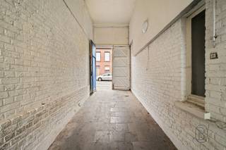 <p>Te koop: vergunde opbrengsteigendom met een kantoor, 2 appartementen en groot magazijn in Ronse</p><p>In de Olifantstraat in Ronse bevindt zich deze vergunde opbrengsteigendom met meerdere entiteiten en bijkomend magazijn. Een interessante opportuniteit voor investeerders die op zoek zijn naar direct rendement.</p><p>Wat maakt dit pand uniek?<br />Het pand bestaat uit een kantoor, en twee appartementen, + groot magazijn (parking). <br />De wooneenheden zijn momenteel verhuurd, wat zorgt voor een stabiele huuropbrengst.</p><p>Voor wie is dit ideaal?<br />Ideaal voor investeerders die op zoek zijn naar een opbrengsteigendom met rendement.</p><p>Te koop via Immo Beguin, jouw vastgoedexpert sinds 2009, met kantoren in Ronse, Waregem, Kortrijk, Deinze, Doornik en Lessines.<br />Meer info of bezoek na afspraak met emmy@immobeguin.be</p>