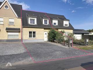 <p>Recente en energiezuinige woning, uitstekend gelegen op wandelafstand van het station, de markt, winkels en diverse diensten. De woning omvat een inkomhal met apart gastentoilet en een lichtrijke leefruimte met zit- en eethoek, praktische open keuken, voorzien van alle hedendaags comfort en aansluitende berging.</p>
<p>De leefruimte biedt directe toegang tot de gezellige, onderhoudsvriendelijke tuin met terras. Via de tuin bereikt u eveneens de tuinberging en de carport. De carport is momenteel ingericht als hobbyruimte, maar kan vlot opnieuw als carport worden gebruikt.</p>
<p>Op de verdieping zijn er 3 slaapkamers en een badkamer met toilet, lavabomeubel en inloopdouche. Via het trapgat is de bergzolder bereikbaar. Bijkomende troeven zijn de uitweg achteraan, bereikbaar via de gemeenschappelijke toegangsweg, en de twee private staanplaatsen voor de woning.</p>
<p>Extra troeven:</p>
<ul>
<li>Energiezuinige woning (EPC -B)</li>
<li>Nieuwe condensatieketel van 2023</li>
<li>Conforme elektriciteit</li>
<li>Rolluiken op de bovenverdieping</li>
<li>Onderhoudsvriendelijke, zonnige tuin met terras</li>
<li>Twee private staanplaatsen vooraan</li>
<li>Carport en tuinberging</li>
<li>Uitweg</li>
<li>Topligging</li>
</ul>
<p>Deze woning is te koop ZONDER makelaar via het concept van Smart Houses! Wenst u verdere inlichtingen of een bezoek? Contacteer rechtstreeks de eigenaar via +32486770358</p>