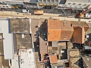 Unieke opportuniteit in het centrum van Aalst! Dit veelzijdige pand combineert een handelsgelijkvloers van ca. 82 m² met een ruim en lichtrijk duplexappartement en een aangename zuidgerichte buitenruimte. Het handelsgelijkvloers bestaat uit een ruime, open winkelruimte met achteraan een afzonderlijke berging, kitchenette en toilet. De winkelpui werd enkele jaren geleden vernieuwd. Een interessante troef is de mogelijkheid om opnieuw een afzonderlijke toegang tot het bovengelegen duplexappartement te voorzien. Het pand beschikte hier in het verleden reeds over, waardoor beide entiteiten opnieuw meer onafhankelijk van elkaar kunnen worden gebruikt, mits de nodige aanpassingen en goedkeuringen. Op de 1e erdieping van het duplexappartement bevinden zich een zuidgerichte buitenruimte, een lichtrijke keuken, een apart toilet, een praktische berging en een ruime leefruimte met aangenaam zicht op de Kattestraat.<br />De 2e verdieping omvat twee ruime slaapkamers van respectievelijk ca. 24 m² en 16 m², evenals een ingerichte badkamer met ligbad/douche en lavabo. Ook de afzonderlijke tellers voor het appartement en het handelsgelijkvloers vormen een belangrijke troef. Hierdoor kunnen beide entiteiten volledig onafhankelijk van elkaar worden gebruikt. De ligging is zonder twijfel één van de grootste troeven van deze eigendom. Het pand bevindt zich pal in het centrum van Aalst, op wandelafstand van diverse winkels en grote retailers zoals HEMA en Fnac. Bovendien bevindt u zich midden in de bruisende stad, met tal van horecazaken en gezellige terrassen in de onmiddellijke omgeving.<br />Een veelzijdige eigendom met tal van mogelijkheden, een ruime woongelegenheid én een handelsruimte op een absolute toplocatie in Aalst.