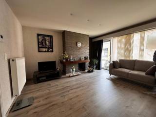 Deze verzorgde opbrengsteigendom bestaat uit 3 appartementen en een handelsgelijkvloers. De eigendom is gelegen in het centrum van Izegem...