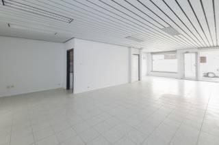 <span>Op een uitstekende ligging in de Stationsstraat te Liedekerke bieden wij deze ruime en veelzijdige </span><strong>kantoorruimte</strong><span> aan. Dankzij de centrale ligging en de praktische indeling is dit pand ideaal als kantoorruimte, praktijk of voor een vrij beroep. Het pand beschikt over een oppervlakte van </span><strong>ca. 107 m²</strong><span> en omvat twee ruime kantoor- of praktijkruimtes. De rechtstreekse toegang langs de straatzijde zorgt voor een vlotte bereikbaarheid. Daarnaast is er een tweede toegang via de achterzijde van het gebouw. Verder is er een kitchenette en een afzonderlijk toilet. Er is een gebruiksrecht op een gedeelte van de gemeenschappelijke koer achteraan, overeenstemmend met de oppervlakte van één parkeerplaats.</span><br /><span>Extra troeven zijn de dubbele beglazing, het systeemplafond dat flexibiliteit biedt voor verlichting en technische voorzieningen, een conforme elektrische installatie en een asbestveilig attest. EPC niet-residentieel: label E – renovatieverplichting van toepassing.</span>