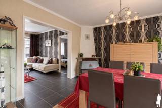<strong>Appartement op de eerste verdieping van ca. 70 m² met 2 slaapkamers, badkamer en balkon. Ideale ligging in hartje Turnhout: op een steenworp van de Grote Markt en dus met alle voorzieningen, winkels en openbaar vervoer op wandelafstand. <span><br /></span><br /></strong><span>Indeling van het appartement:</span><strong><br /></strong>U betreedt het appartement via de inkomhal <span>welke toegang geeft tot de woonkamer met toegang tot het balkon.<br /></span>De keuken grenst aan de woonkamer en is voorzien van keukeninrichting.<br />Er zijn twee slaapkamers waar van één aan de voorzijde en één aan de achterzijde.<br />De badkamer heeft een douche, toilet en wastafelmeubel.<br /><br /><span>Berging:</span><br /><span>Beneden is er een berging /fietsenstalling.</span><strong><br /><br /></strong><span>Bijzonderheden:</span><span> </span><br /><span>- EPC: C ( na plaatsing airco unit door huidige eigenaar)<br />- Gaskachel in de woonkamer.</span><br /><span>- Nabij winkels, scholen en andere voorzieningen <br /></span>- Dubbele beglazing met PVC kozijnen.<br />- Lage maandelijkse lasten.