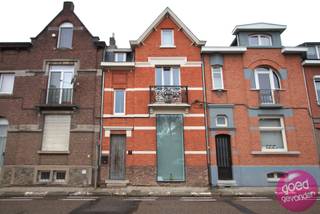 <strong>UNIEK HERENHUIS MET MODERNE LOFTINDELING, 3 RUIME TERRASSEN EN HOOGWAARDIGE AFWERKING. </strong><br /><br />Deze karaktervolle gesloten bebouwing combineert een authentieke voorgevel uit de jaren twintig met een volledig vernieuwd, modern interieur. <br /><br />De woning werd in 2001–2002 tot in detail gerenoveerd met oog voor architectuur, licht en optimaal gebruik van ruimte. Overal vind je parketvloeren, ingebouwde kasten, inbouwspots en een doordachte, loftachtige indeling die toch voldoende privacy biedt.<br /><br />De achterzijde kreeg een eigentijdse afwerking in crepi en maar liefst drie terrassen, telkens met zuid-zuidwestelijke oriëntatie.<br /><br /><strong>INDELING</strong> <br />GELIJKVLOERS (straatniveau)<br />+ inkomhal met apart gastentoilet<br />+ living met eetruimte en open keuken (46 m²)<br />+ ruim en zonnig terras<br /><br />LAGER GELEGEN GELIJKVLOERS (tuinniveau)<br />+ zeer ruime living of bureel (46 m²)<br />+ ruime koer van 26 m² gedeeltelijk overdekt<br /><br />VERDIEPING<br />+ nachthal met apart toilet<br />+ tweepersoonsslaapkamer<br />+ ruime badkamer met geïntegreerde kasten en wasplaats, bad en douche apart<br /><br />ZOLDERVERDIEPING<br />+ masterbedroom van 30 m² met ingebouwde kasten<br />+ Groot schuifraam naar het derde, volledig zuidwestgerichte terras<br /><br />Deze woning is ideaal voor wie een unieke combinatie zoekt van architecturale indeling, hedendaags comfort en de charme van een herenhuis.<br /><br /><strong>INFO &amp; BEZOEK BEL 012 744 844 MAIL info@goed-gevonden.be</strong>