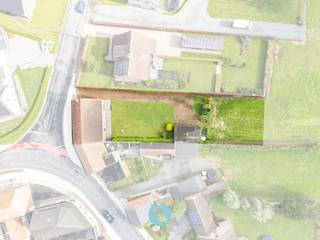 Deze woning is gelegen op een perceel van 935 m² en geniet een centrale ligging tussen de dorpskernen van Sleidinge en Waarschoot, alsook tot de N9...