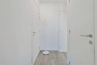 Op wandelafstand van de archeologische site van Ename vindt u dit appartement te huur.Via de inkomhal met gastentoilet kom je in de living met open...