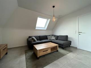 <p>Recent, instapklaar appartement (85 m²) met 2 slaapkamers in vrijstaande, kleinschalige residentie + autostaanplaats. <br />Indeling: inkomhal met apart gastentoilet, toegang tot eerste (van twee) slaapkamer(s) (9 m²). Badkamer met lavabo, inloopdouche, wasmachine en droogkast. Ruime, lichtrijke woonkamer met open keuken en eetplaats. De keuken is uitgerust met o.a. vaatwasser, oven, ingebouwde koelkast, spoelbak, elektrisch kookvuur, dampkap en ingemaakte kasten. Het gezellig balkonnetje is perfect om op zonnige dagen toch buiten te kunnen zitten. Een zoldertrap brengt je van de leefruimte naar de zolderverdieping, waar een afgewerkte zolder als tweede potentiële slaapkamer (20 m²) kan dienen. </p><p>Autostaanplaats in ondergrondse garage (inbegrepen in vraagprijs). Momenteel verhuurd aan €850/maand, dus ook ideaal om te kopen als investering.</p><p><br />Extra: <br />- Bouwjaar 2020<br />- EPC-label A: dubbele beglazing, zonnepanelen, etc.<br />- Geen lift aanwezig<br />- P-score A, G-score A<br />- Woongebied met landelijk karakter, verdere stedenbouwkundige informatie in aanvraag<br />- Maatregelenregister in aanvraag</p><p>Nabij scholen, winkels, autosnelweg, openbaar vervoer, etc. Voor meer info ga naar www.coenenvastgoed.be of bel 03/375.82.92</p>