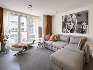 Leuk appartement in een modern gebouw centraal gelegen te Knokke, met het strand en alle winkels in de directe nabijheid.<br /><br />Het appartement omvat één slaapkamer en een autostaanplaats in het gebouw.<br /><br />Indeling: Inkom, leefruimte met een open en ingerichte keuken, praktische bergplaats/wasplaats, één volwaardige slaapkamer en een bijhorende badkamer.<br /><br />Beneden in het gebouw is er een privatieve kelderberging inbegrepen alsook een gemakkelijk in te rijden parkeerplaats.<br /><br />Te huur voor € 1.000 per maand voor het appartement en autostaanplaats. Syndickosten inbegrepen.<br /><br />Meer informatie of een vrijblijvend bezoek? Contacteer Willem Cauwels: 050/89.27.70