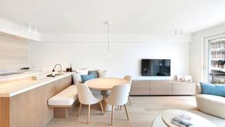 <p><span>Gelegen op de hoek van de prestigieuze Zoutelaan en de levendige Lippenslaan, in het hart van Knokke, bevindt zich dit ruim en doordacht ingedeeld appartement in de standingvolle residentie Cap Nord. Dankzij de uitzonderlijke ligging geniet u van alle troeven van het centrum: stijlvolle winkels, gezellige horecazaken én het strand bevinden zich op wandelafstand.</span><br /><span>Met een bewoonbare oppervlakte van ca. 90 m² biedt dit appartement een ideale combinatie van comfort, functionaliteit en privacy. De lichtrijke leefruimte wordt gekenmerkt door grote raampartijen die zorgen voor een aangename lichtinval en een ruimtelijk gevoel. Aansluitend bevindt zich de volledig uitgeruste, open keuken ideaal voor wie houdt van gezellig koken en tafelen in een open setting.</span><br /><span>Uniek aan dit appartement zijn de drie volwaardige slaapkamers, elk met eigen badkamerfaciliteiten. Dit zorgt voor een uitzonderlijk wooncomfort en biedt een hoge mate van privacy voor bewoners én gasten perfect voor wie graag ontvangt of verhuurt in stijl.</span><br /><span>Extra troeven:</span><br /><span>Privatieve kelderberging : ideaal voor extra opslagruimte</span><br /><span>Gemeenschappelijke fietsenberging</span><br /><span>Energiezuinig: EPC-score B comfortabel en duurzaam wonen</span><br /><span>Dit appartement is uitermate geschikt als vaste woonst, tweede verblijf of investering in één van de meest gegeerde locaties van Knokke.</span></p>