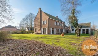 <strong>LEDE – Ruime villa met karakter op een ruim perceel</strong><br /><br />In het hart van Lede, op een rustige doch centraal gelegen ligging, treft u deze statige villa uit 1975, opgebouwd in traditioneel metselwerk en omgeven door een indrukwekkend perceel van 37a 84ca en palend aan agrarisch gebied. Bij binnenkomst wordt u verwelkomd in een centrale traphal die meteen toegang biedt tot de lichte en karaktervolle woonkamer. Grote raampartijen overspoelen de ruimte met natuurlijk licht en accentueren het tijdloze karakter van de woning, versterkt door massieve houten balken. De benedenverdieping biedt naast de woonkamer een aparte keuken, een bureau, een ruime berging en een zeer grote garage.<br /><br />Op de bovenverdieping bevinden zich zes ruime slaapkamers, waarvan drie zijn uitgerust met een eigen wasbak, aangevuld met een badkamer voorzien van ligbad, douche en dubbele wastafels. Extra comfort wordt geboden door een zeer ruime zolder die momenteel als stockage wordt gebruikt en een kruipkelder. In 2025 is een moderne aardgasverwarming geplaatst, waardoor comfort en energie-efficiëntie hand in hand gaan.<br /><br />De buitenruimte maakt deze villa uniek: een weelderig perceel met tal van volwassen bomen, een natuurlijke vijver en voorzieningen voor dieren, waaronder twee stallen en een aansluitende stockageruimte, naast een extra buitenberging. Deze woning combineert statige elegantie met praktische ruimte en een groene, rustgevende omgeving, terwijl scholen, winkels en verbindingswegen binnen handbereik liggen.<br /><br />Ontdek zelf deze prachtige villa en bel voor een afspraak op 053/60.65.60.<br />De prijs is een niet-bindende richtprijs. Na biedingen beslist de verkoper over verkoop aan het beste bod. Info via ons of reglement.