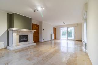 Maison à 4 façades avec jardin, très bien située, dans le centre d'Everberg. Au rez-de-chaussée, la maison comprend un hall d'entrée, un bureau ou une chambre, une salle de bains, un salon avec cheminée, une cuisine flambant neuve, une buanderie, un débarras, une véranda et un garage. À l'étage, vous trouverez 4 chambres très spacieuses et une deuxième salle de bains. La maison dispose d'un grenier spacieux et d'une petite cave. Arrêt de bus Leuven-Brussel-Kraainem métro à 150 m de la maison. Située juste à côté de la magnifique forêt de Kortenberg. À voir!