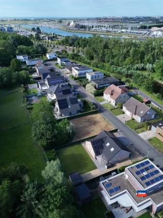 <p><span>NIEUWPOORT | UNIEK GELEGEN BOUWGROND VAN 544m² MET EEN GOEDE ORÏENTATIE IN EEN AANGENAME VERKAVELING |</span></p><p><span>Deze centraal gelegen bouwgrond ligt vlakbij de havengeul en op een steenworp van de jachthaven en wandelpromenade, halfweg tussen het commerciële centrum van Nieuwpoort-bad en het historische centrum van Nieuwpoort-stad.</span></p><p><span>Openbaar vervoer (bus en tram) en supermarkten in de nabijheid.</span></p><p><span>Het laatste vrije perceel in de villawijk.</span></p><p><span>Mis deze unieke kans niet om uw bouwplannen waar te maken op deze toplocatie!</span></p><p><span>Straatbreedte van het perceel bedraagt 18m, de diepte van het perceel 30,21m.</span></p><p><span>Bouwvoorschriften: diepte voortuin: 5m, diepte achtertuin: minstens 8m. Bebouwbare oppervlakte: 12m breed en 17m diep (maximaal 204m² gelijkvloers).</span></p><p><span>Achteraan het perceel is er een extra stook van ongeveer 60m². Deze extra grond mag worden gebruikt. Het is eigendom van de gemeente, en wordt gehuurd voor 1 euro per jaar.</span></p>