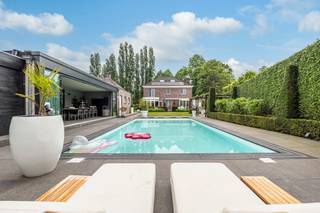 Charmante en uitzonderlijk energiezuinige villa met verwarmd zwembad, poolhouse en gastenverblijf, rustig gelegen op een perceel van 1.021 m² in...