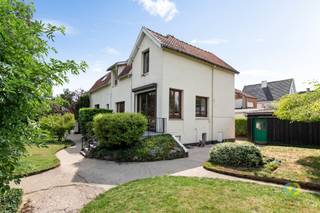 In een rustige en residentiële wijk, vlakbij alle nodige faciliteiten, bevindt zich deze statige en karaktervolle villa op een prachtig perceel...