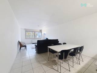 Ontdek dit op te frissen appartement in Oostende – een ideale opportuniteit voor wie zoekt naar een gunstig geprijsd pand met groeipotentieel én een interessante investering.<br /><br />Gelegen vlakbij winkels en op fietsafstand van het bruisende centrum van Oostende, geniet je hier van een vlotte bereikbaarheid en alle dagelijkse voorzieningen binnen handbereik. Bovendien ligt het appartement op slechts 2 km van het strand, ideaal voor wie houdt van zee en ontspanning.<br /><br />Indeling: <br />Inkomhal - leefruimte met open keuken en aansluitende berging - badkamer met lavabo en bad/douchecombinatie - apart toilet - 2 slaapkamers - terras aan de achterzijde <br /><br />Het appartement beschikt over een EPC label C (geen renovatieplicht) en een conforme elektrische installatie. <br /><br />Het appartement is momenteel verhuurd voor €740/maand en vormt zo een uitstekende kans voor investeerders: een aantrekkelijke huuropbrengst, een correcte, betrouwbare huurder én een pand met beperkte renovatieverplichtingen. Met een frisse opknapbeurt kan dit appartement bovendien nog verder in waarde stijgen.<br /><br />Interesse in een rendabele investering aan de kust? Dit is uw moment!