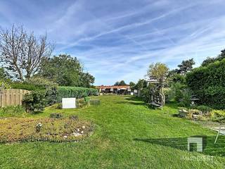 <p><span>Charmante gelijkvloerse woning met prachtige tuin en zicht op groen in Deurne bij Diest</span></p><p><span> </span></p><p><span>Welkom in deze piekfijn onderhouden gelijkvloerse woning in het rustige Deurne bij Diest. Deze charmante woning is gelegen op een mooi perceel van 14a 67ca en biedt een bewoonbare oppervlakte van 136 m². Hier geniet u van ruimte, licht, privacy en een prachtig groen uitzicht.</span></p><p><span>Bij het binnenkomen valt meteen de aangename leefruimte op. De woonkamer baadt in het natuurlijke licht dankzij de grote ramen en krijgt extra karakter door het warme lichthouten plafond. In de winter zorgt de gezellige houtkachel voor extra sfeer, terwijl de woning verder verwarmd wordt op gas. Aansluitend aan de leefruimte bevindt zich de ruime veranda met schuifraam. Dit is zonder twijfel één van de mooiste plekjes van de woning: een heerlijke ruimte om te genieten van uw ochtendkoffie, een goed boek of gewoon het zicht op de grote tuin en de achterliggende groene omgeving. De open keuken is praktisch ingericht en voorzien van alle comfort. Van hieruit heeft u een vlotte verbinding met zowel de eetkamer als de veranda en de kamers.</span></p><p><span>De woning beschikt over 3 slaapkamers. De eerste slaapkamer is een ruime masterbedroom, terwijl de tweede en derde slaapkamer compacter zijn maar perfect dienst kunnen doen als kinderkamer, logeerkamer, bureau of hobbyruimte. Daarnaast is er een ruime berging, die ook kan dienen als wasplaats. De badkamer is uitgerust met een ligbad, douche en toilet. Een extra troef is de ondergrondse garage, die rechtstreeks toegang geeft tot de keuken. Bovendien zijn er deels kruipkelders aanwezig, wat zorgt voor heel wat extra opbergruimte. Ook de zolder biedt mogelijkheden om verder in te richten. Buiten geniet u van een grote, groene tuin die omzoomd wordt door hagen en bomen. Dit zorgt voor een heerlijk gevoel van rust en privacy. Een ideale plek voor wie houdt van het buitenleven, zonder in te boeten aan bereikbaarheid.</span></p><p><span>De woning is beschikbaar om te bewonen vanaf augustus 2027.</span></p><p><span>Troeven van deze woning</span></p><p><span>* Gelijkvloerse woning: comfortabel wonen zonder trappen: ideaal voor wie levenslang wil wonen</span></p><p><span>* EPC-label C: geen renovatieplicht</span></p><p><span>* Prachtige tuin met veel privacy</span></p><p><span>* Veranda met zicht op groen</span></p><p><span>* Gezellige leefruimte met veel lichtinval</span></p><p><span>* Houtkachel én verwarming op gas</span></p><p><span>* Open keuken met verbinding naar eetkamer en veranda</span></p><p><span>* 3 slaapkamers</span></p><p><span>* Rolluiken aan de masterbedroom</span></p><p><span>* Ondergrondse garage met rechtstreekse toegang tot de woning</span></p><p><span>* Extra opbergruimte dankzij deels kruipkelders</span></p><p><span>* Rustige ligging in Deurne bij Diest</span></p><p><span>* Zolder mogelijk in te richten </span></p><p><span>Bent u op zoek naar een goed onderhouden gelijkvloerse woning met ruimte, rust en een mooie tuin? Dan is deze woning zeker een bezoek waard. Wij leiden u graag persoonlijk en met de glimlach rond.</span></p><p><span>Bel naar 013 31 25 22 of mail naar wendy@immodiest voor meer informatie of een bezoek.</span></p>