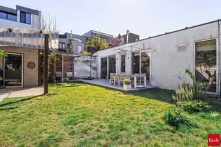 <p>Verscholen achter een discrete garagepoort ontdek je deze unieke loftwoning, een zeldzame vondst die rust, ruimte en bereikbaarheid combineert. Dit is een plek waar je thuiskomt in stilte, terwijl alles wat je nodig hebt zich op wandelafstand bevindt: het Rivierenhof, het Ertbruggebos, winkels, scholen en openbaar vervoer.</p>
<p>Met een bewoonbare oppervlakte van 164 m² werd deze woning stijlvol ingericht in een moderne loftstijl. De open leefruimte met keuken en woonkamer baadt in het licht en sluit naadloos aan op het zonnige terras en de tuin – perfect voor gezellige momenten binnen en buiten.</p>
<p>Qua comfort zit je hier helemaal goed: verwarming via luchtverwarming op gas, aangevuld met een hout- of pelletkachel voor extra sfeer en warmte tijdens de wintermaanden.</p>
<p>De woning beschikt over drie slaapkamers, elk uitgerust met airconditioning. De master bedroom is uitgerust met een aparte dressing.</p>
<p>De ruime badkamer is voorzien van alle comfort met een ligbad, douche, dubbele lavabo en een luxe infraroodsauna. Daarnaast zijn er nog een praktische berging en een apart gastentoilet.</p>
<p>Extra troeven? Absoluut! Je beschikt over twee parkeerplaatsen en een laadpaal; helemaal futureproof.</p>
<p><strong>Bijzonderheden:<br /><br /></strong>- Volledig afgewerkt in moderne loftstijl<br />- Zonnige tuin en terras<br />- 3 slaapkamers met airco, master bedroom met dressing<br />- 2 privatieve parkeerplaatsen + laadpaal<br />- Toegang via afgesloten garagepoort<br />- Tuinberging aanwezig</p>
<ul></ul>
<p></p>