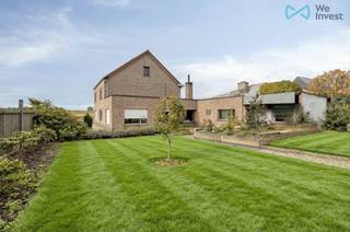 Deze ruime woning gelegen in een rustig woongebied met landelijk karakter biedt een doordachte indeling en tal van mogelijkheden. Op het...