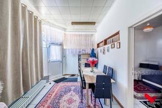 <p>Dit opbrengstgebouw op de Diestsesteenweg 25 in Kessel-Lo omvat drie appartementen en een studio, samen goed voor 380 m² bewoonbare oppervlakte, zonder de gemeenschappelijke gangen. Deze units zijn momenteel verhuurd wat een solide basis vormt voor investeren met directe return.</p>
<p>Een grondige renovatie is aangewezen, maar precies daarin schuilt het potentieel. Door het pand energetisch en esthetisch te upgraden, kan de waarde aanzienlijk stijgen en wordt de verhuurbaarheid in een competitieve markt sterk verhoogd.</p>
<p>De ligging garandeert blijvende interesse: op wandelafstand van Leuven-centrum, nabij winkels, scholen en openbaar vervoer. De Diestsesteenweg is een gegeerde as voor huurders dankzij de uitstekende verbindingen richting station, centrum en snelwegen.</p>
<p>Voor de investeerder die visie en daadkracht combineert, biedt dit gebouw een unieke kans. De combinatie van huidige huuropbrengsten, strategische ligging en herontwikkelingsmogelijkheden maakt dit pand tot een winstgevend project met toekomstperspectief.<br /><br />Voor meer info, contacteer bvm-vastgoed via 016232145.</p>