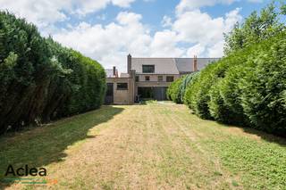 In het dorp van Bassevelde vinden we deze ruime burgerwoning, gebouwd in 1986, op een ruim afgesloten perceel van 688m². Binnenin is er maar...