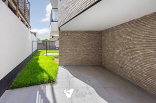 <p><span>Gelijkvloers wonen met ruim terras (tuin)  6% btw mogelijk!</span></p><p><span> </span></p><p><span>Dit aangename gelijkvloerse appartement combineert comfortabel wonen met buitenruimte. Met een bewoonbare oppervlakte van 84,04 m², 1 slaapkamer en terras van 17,19 m² en tuintje van 13,03 m² geniet u hier van een praktische indeling en een open woongevoel.</span></p><p><span> </span></p><p><span>De leefruimte sluit mooi aan op de buitenruimtes, waardoor binnen en buiten naadloos in elkaar overlopen. De keuken kan nog volledig naar eigen smaak gekozen worden binnen het voorziene budget van 12.500 euro excl. btw.</span></p><p><span> </span></p><p><span>Dankzij de energiezuinige technieken, waaronder vloerverwarming en koeling via geothermie, zonnepanelen, ventilatie D en E-peil 10 met vrijstelling van het KI in de eerste 5 jaar, is dit appartement ideaal voor wie zorgeloos en comfortabel wil wonen op een centrale locatie.</span></p><p><span> </span></p><p><span>Een ideale keuze voor wie gelijkvloers comfort met buitenruimte zoekt.</span></p><p><span> </span></p>