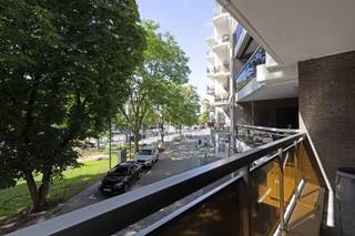 <p><span>Dit lichtrijke appartement op de eerste verdieping (160 m²) </span><span>heeft</span><span> </span><span>een uitstekende ligging en een kwalitatieve afwerking.</span></p><p><span> </span></p><p><span>Bij binnenkomst wordt u verwelkomd in een ruime inkomhal met een apart gastentoilet. De lichte leefruimte omvat een gezellige zithoek met sierhaard en een eetplaats die uitkomt op een terras met uitzicht op het Gulden Sporenplein. De leefkeuken is uitgerust met een keramische kookplaat, dubbele lavabo, oven, microgolfoven, veel opbergruimte en eveneens een terras.</span></p><p><span> </span></p><p><span>Het nachtgedeelte omvat drie ruime slaapkamers, waarvan één met inbouwkasten en één momenteel ingericht als bureel. De badkamer beschikt over een ligbad met douche, een wastafel en een extra toilet. Tot slot zijn er twee ruime bergingen.</span></p><p><span> </span></p><p><span>Verder be</span><span>schikt het appartement over een aparte kelderberging en een garagebox. (inbegrepen in de prijs)</span></p><p><span> </span></p><p><span>Algemene kosten: € 200,35/maand, provisie verwarming inclusief.</span></p><p><span> </span></p><p><span> </span></p><p><span>Optioneel kan er nog een dubbele garagebox worden aangekocht voor €40.000.</span></p><p><span> </span></p><p><span>Extra’s: veiligheidsdeur, parket, nieuw schuifraam in de living, twee terrassen,</span></p><p><span>opbergruimte, zeer veel lichtinval....</span></p><p><span> </span></p><p><span> </span></p><p><span> </span></p>